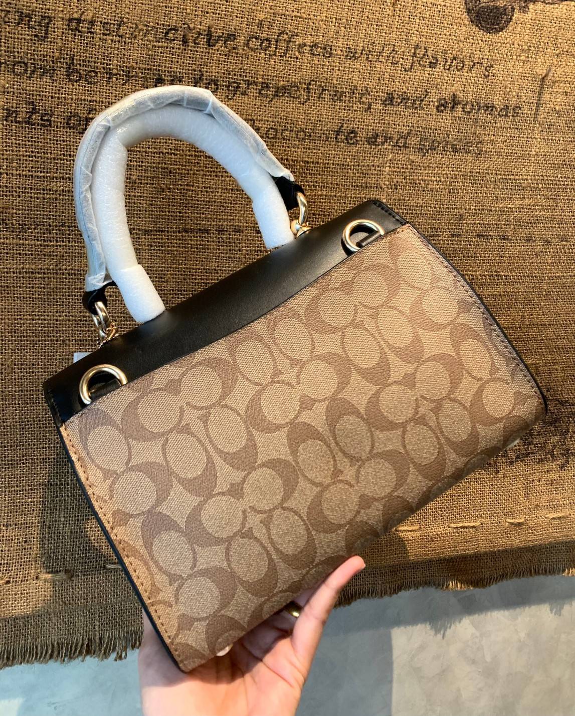 สวย หรู ดูดี รุ่นนี้กัยเลยค่า!! COACH TILLY TOP HANDLE SATCHEL IN SIGNATURE ((76620)) พร้อมส่งความสวย ห้ามพลาดค่ะ! กระเป๋าหิ้ว//คล้องมือ//สะพายข้างได้ ทรงสวย หนังแท้เรียบ+ลายCได้สวยงามค่ะ เปิดปิดกระเป๋าแบบหมุนล็อค ภายในมีช่องหลักใส่ของ2ช่อง สามารถใส่กระเป