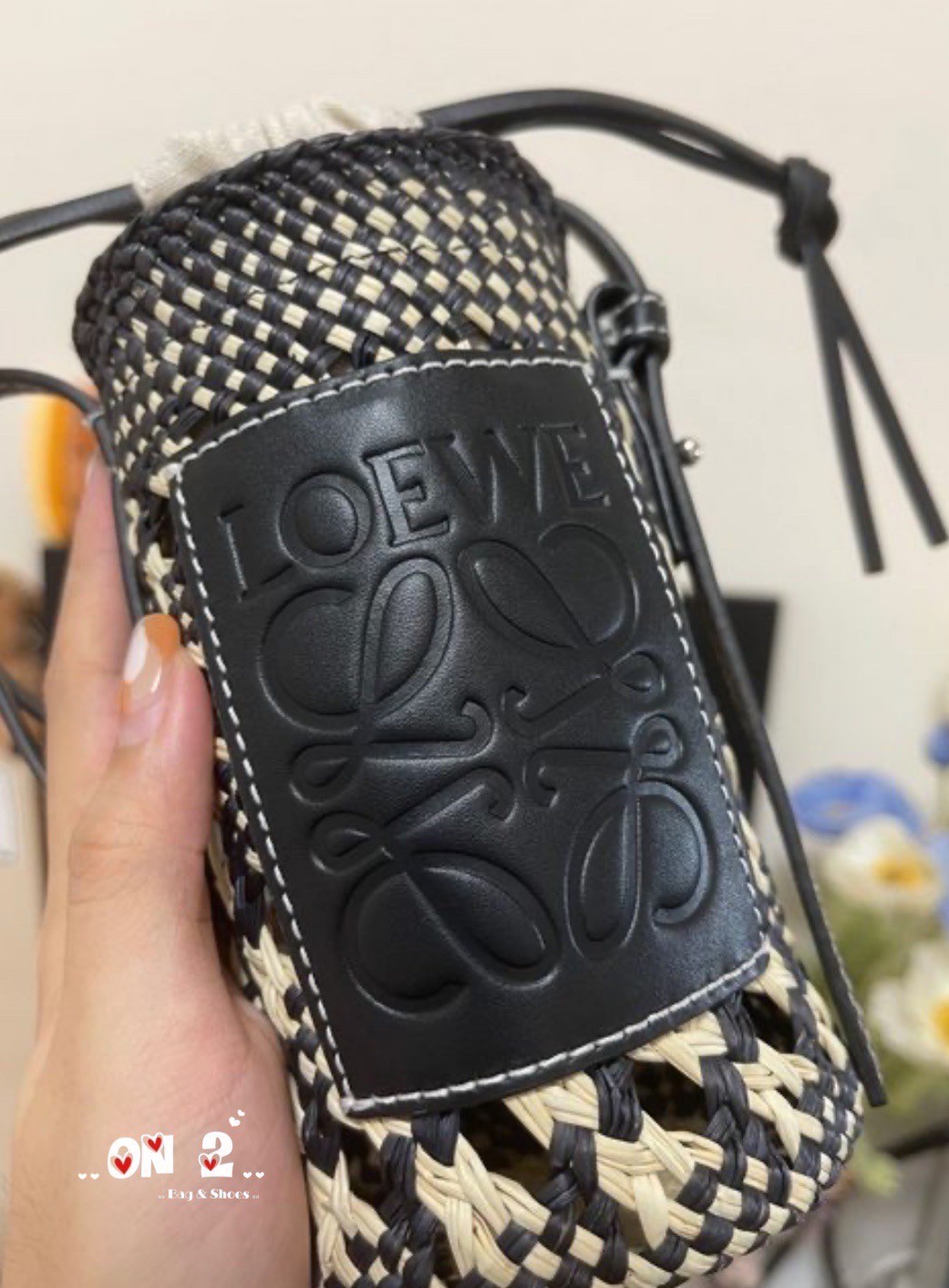 LOEWE Cylinder Pocket in iraca palm and calfskin กระเป๋าสาน สไตล์มินิมอล ไซส์มินิตะมุตะมิ น่ารักไม่ไหว แล้วคือดีต่อใจ แมทช์ง่ายใช้ได้กับทุกลุคค่ะบอกเลย