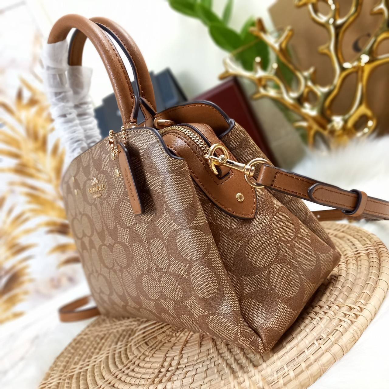 หัวใจจะวาย!! ละมุนมาก ลุคคุณหนูสุดๆ COACH MINI LILLIE CARRYALL (COACH F91494)🌺 ใช้ดีจนต้องบอกต่อ อีกแล้วจ้า ใครๆก็ถามหา😍>>>ทรงถัง รุ่นใหม่ 10 นิ้ว ขนาดกำลังดี เหมาะมือมาก มี 3 ช่องด้านใน ช่องกลาง เปิด-ปิด ด้วยซิป ส่วน 2 ช่องด้านข้