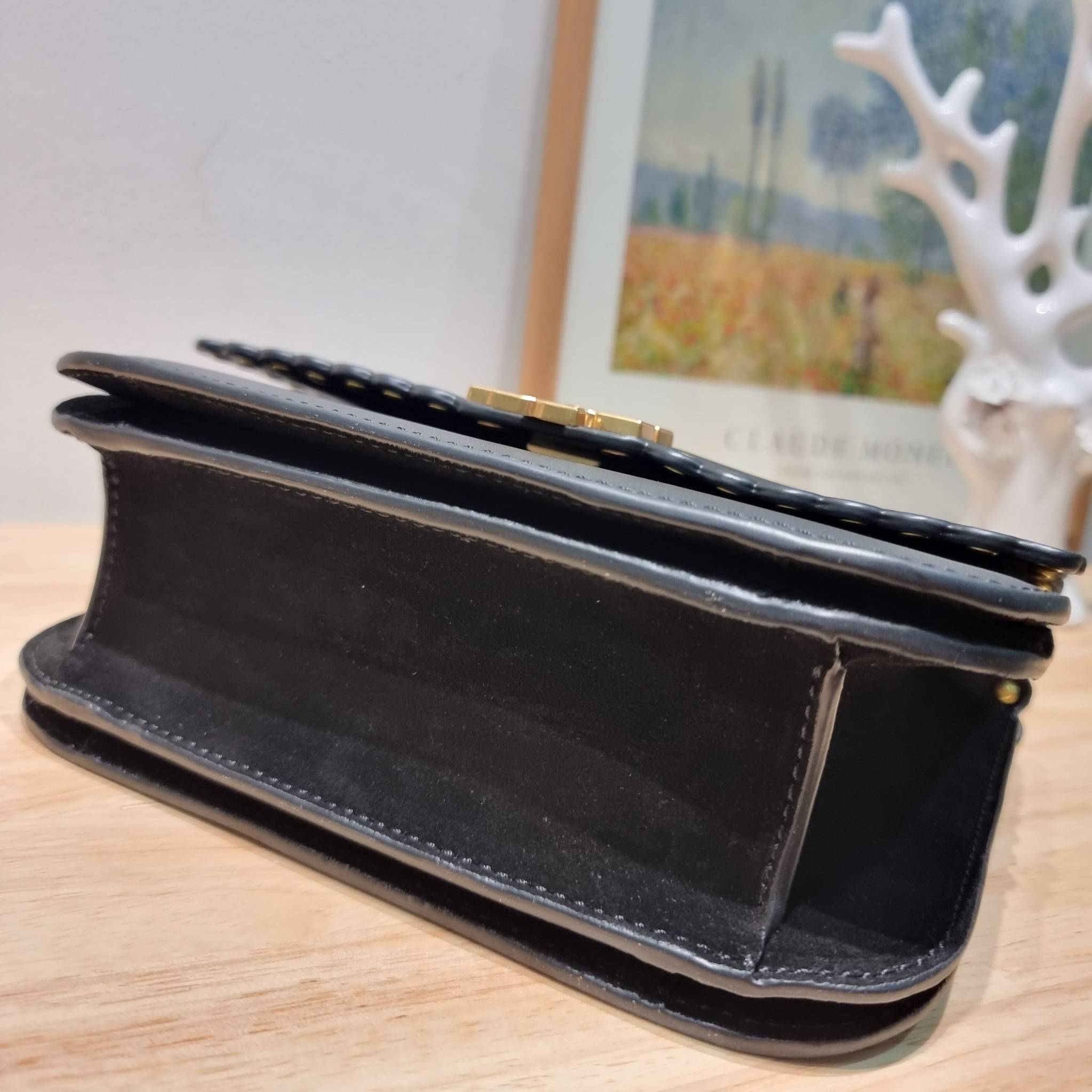 TORY BURCH BRITTEN STUDDED CROSSBODY BAG / Tory Britten Small Adjustable Shoulder Bag คอลเลคชั่นผู้ดี ดีไซน์ใหม่ล่าสุด กระเป๋าสะพายตัวท็อป ที่ตกแต่งด้วยโลโก้และหมุดสวยงาม เพิ่มดีเทลเป็นกิมมิคไม่ซ้ำใคร สายสะพายก็เลิศ