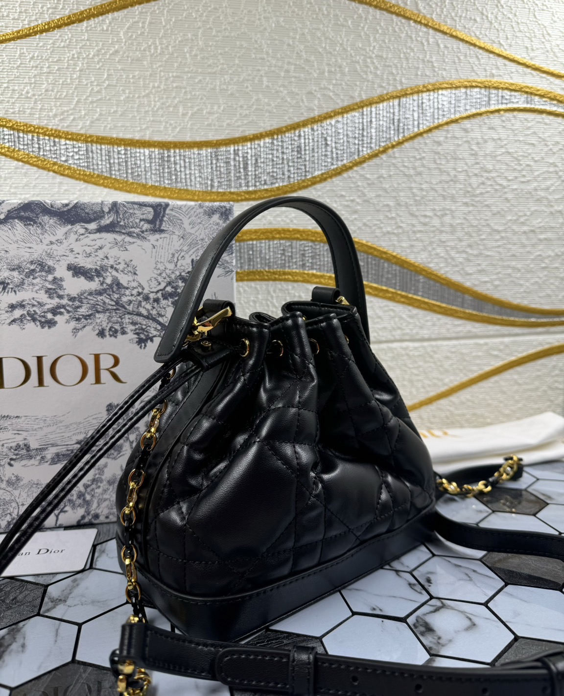DIOR Small Dior Jolie Bucket Bag กระเป๋าทรงถังรูปทรงทันสมัย สง่างามเหนือกาลเวลา เกรดท็อปออริ สลับแท้ 1:1