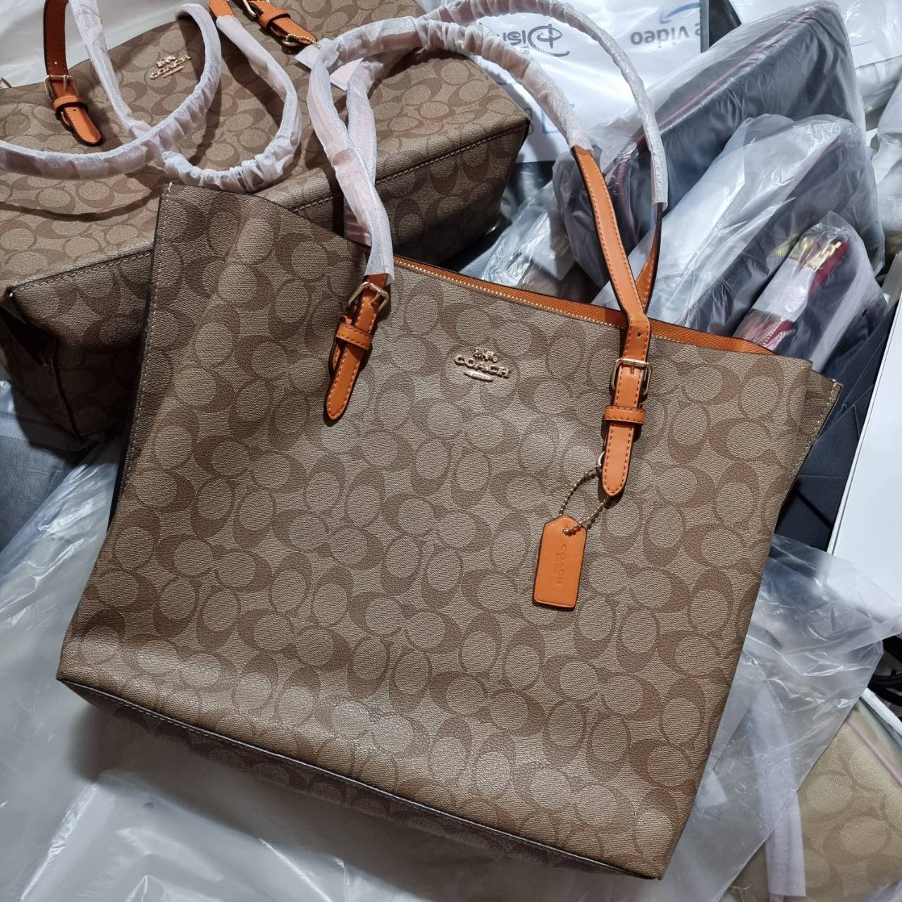 COACH 1665 MOLLIE TOTE IN SIGNATURE CANVAS กระเป๋าโท้ทใบใหญ่ ไม่ต้องกลัวของหล่นหายอีกต่อไป!! ทรงสวยใส่ของได้เยอะจริงๆ สีนี้คือคุณหนูหรูจัดมาก!! วัสดุหนังแคนวาสเคลือบลาย ภายในโล่งกว้าง มีช่องซิปกลางใส่ของได้อีก สะพายใบนี้ไปต่างจังหวัดได้สบายๆ ตอบโจทย์สาวๆท