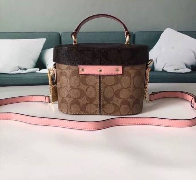 COACH KAY CROSSBODY IN SIGNATURE ((78277)) กลับมาอีกครั้ง! กระเป๋าหิ้ว//สะพายแบบครอสบอดี้ร์ หนังแท้นิ่มสวย เปิดปิดกระเป๋าแบบหมุนล็อค ภายในโล่งสามารถใส่กระเป๋าเงินใบกลางได้;มือถือได้ทุกรุ่น; มีช่องเล็กให้ใส่ของจุกจิก;ซัปในบุผ้าอย่างดีเลยค่ะ มาพร้อมสายสะพาย