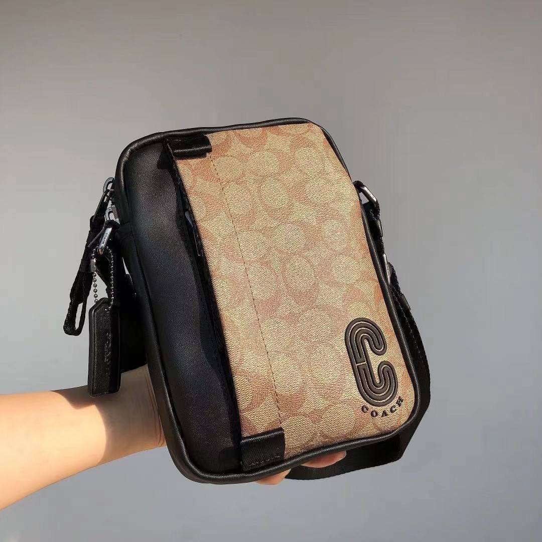 COACH NORTH/SOUTH EDGE CROSSBODY (COACH 5626) IN SIGNATURE CANVAS (COACH 6788) กระเป๋าสะพายผู้ชาย กระเป๋าสะพายรุ่นใหม่ ชนช็อป (!!)รุ่นหายาก สี COBALT MULTI วัสดุทำจาก หนังลูกวัวแท้ เนื้อเรียบ พิมพ์ลาย ขนาดกำลังดี