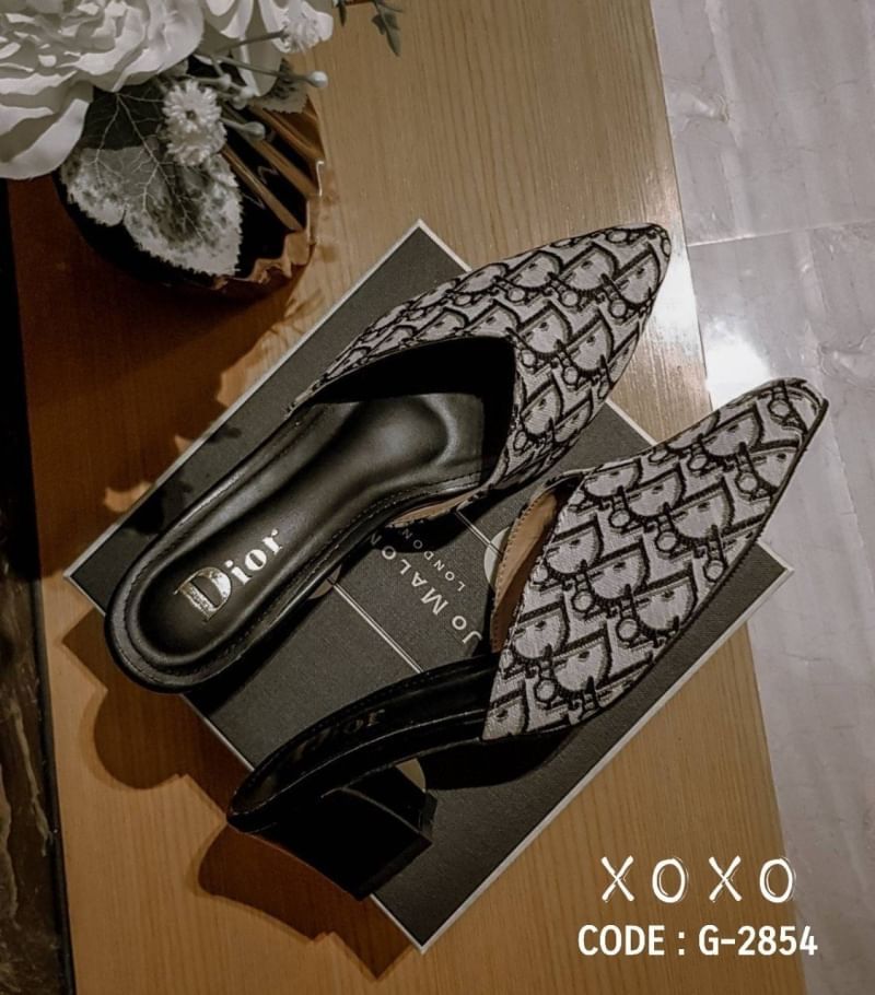 Dior Mid Heel รองเท้าส้นกลาง 2.5" กำลังใส่สบายหน้าทรงวี รุ่นนี้ใส่แล้วขาดูเรียวยาวมีมิติ วัสดุผ้าลายแบรนด์ น้ำหนักเบา สวย เก๋