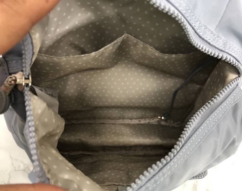 kipling mini bagpack กระเป๋าเป้ขนาดกลางกำลังดี วัสดุไนลอนกันน้ำ ปานกลาง ด้านหน้ามีช่องเล็ก โลโก้แบรนด์ มาพร้อมพวงกุญแจ ลายหินอ่อนรูปหัวใจ ช่องใหญ่เปิดปิดด้วยซิปบน ภายใน แบ่งช่องเป็นสัดส่วน มีช่องเล็ก และช่องซิปค่ะ