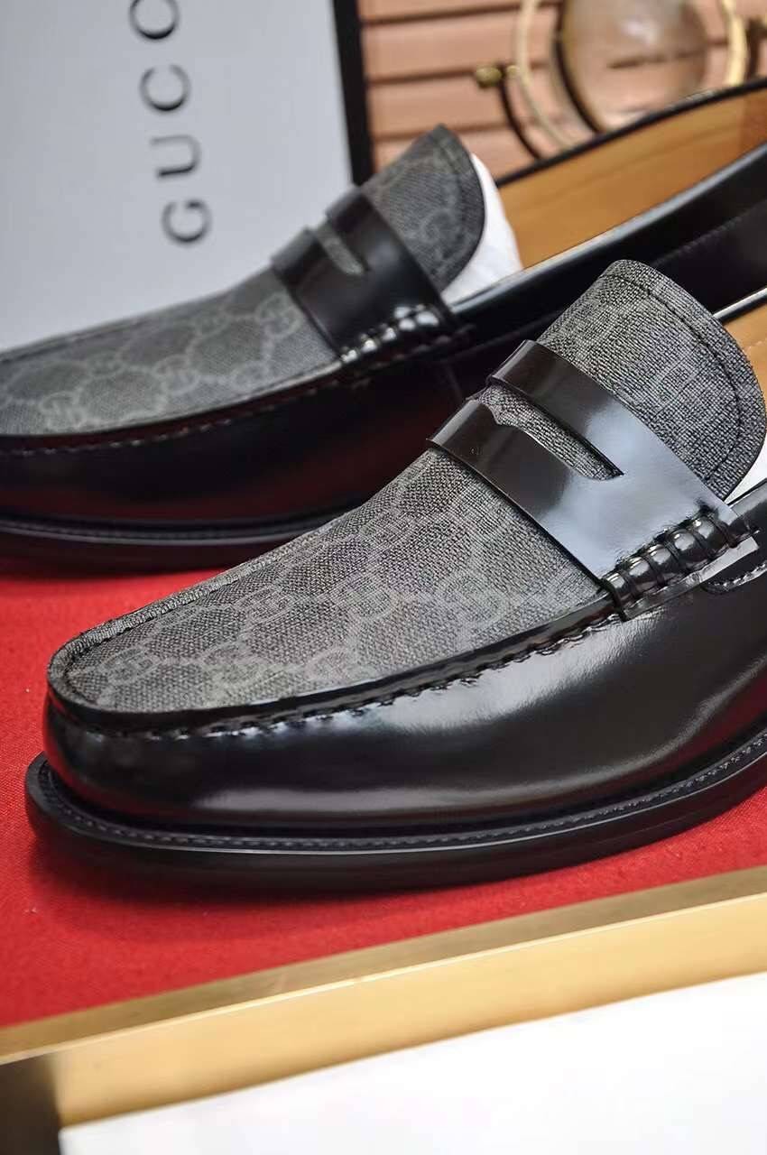 GUCCI Loafers for Men เกรดออริจินอล รองเท้าโลฟเฟอร์กุชชี่ ให้ลุคดูภูมิฐาน หรูหรา เข้ากับทุกชุด ทุกโอกาส วัสดุหนังแท้และแคนวาสอย่างดี ใส่สบาย ไม่กัดเท้า บล็อคมาตรฐาน 1:1 เป็นรองเท้าที่คุณผู้ชายควรมีติดตู้ภาพถ่ายจากงานขายจริง ใช้งานต่างประเทศได้