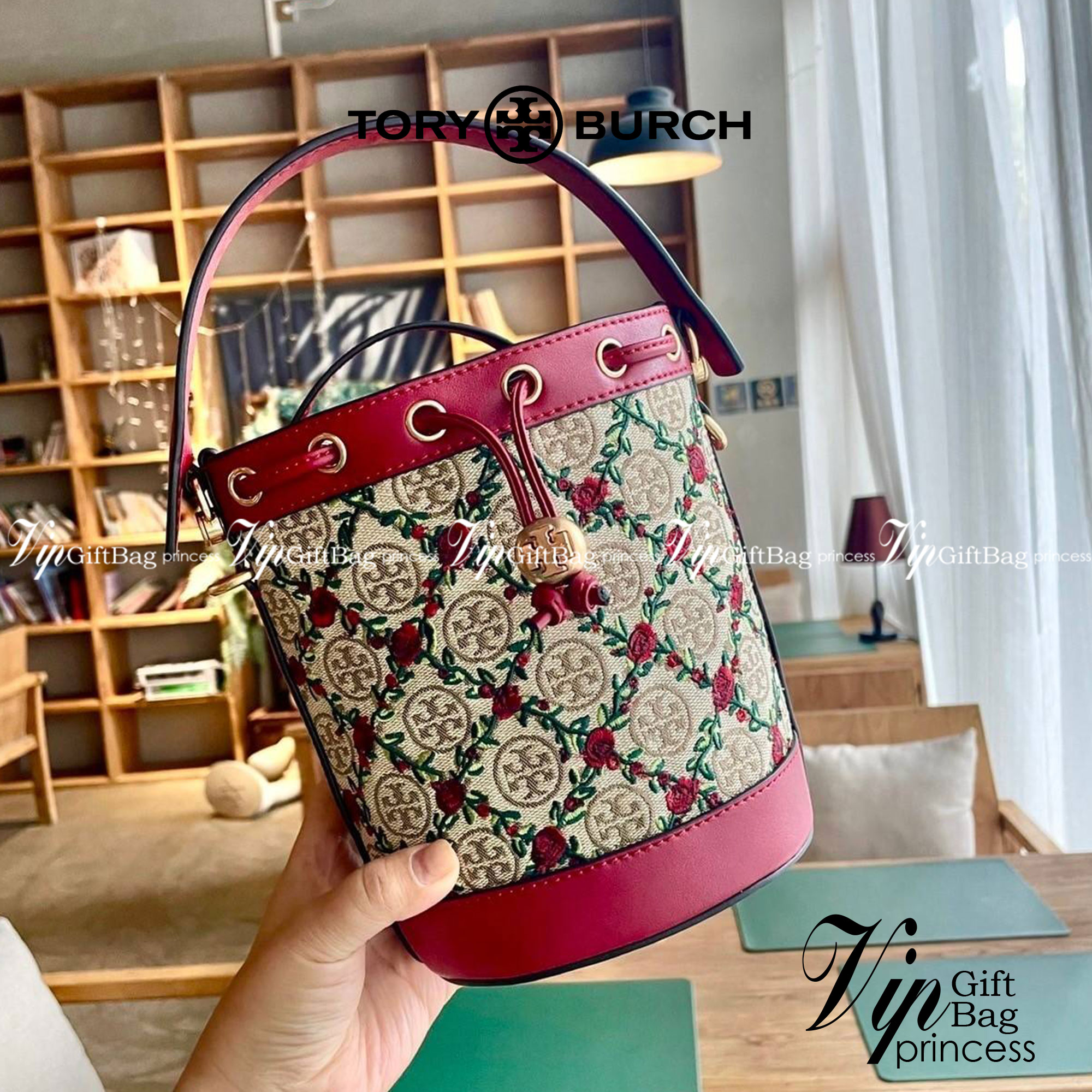 Mini : Tory Burch T Monogram Embroidered Mini Bucket Bag Hazelnut กระเป๋าทรงถังขนาดเล็ก เป็นแพทเทิร์นคลาสสิคที่ได้รับแรงบันดาลใจจากการควิลท์แบบดั้งเดิมของเพนซิลเวเนีย คอลเล็คชั่นบอกเล่าความมีสไตล์เหนือกาลเวลา ลายดอกกุหลาบสีแดงลายปักษ์ วัสดุผ้าสว๊อตซ์วินเท