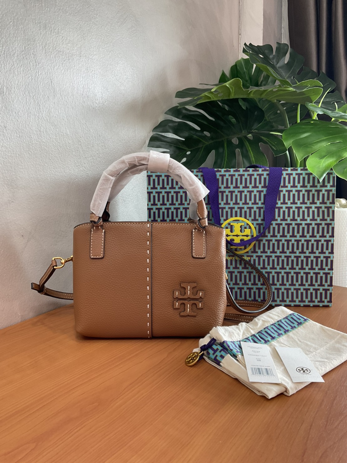 Tory Burch McGraw Mini Satchel กระเป๋าถือ/สะพาย Crossbody วัสดุหนังลูกวัวแท้ 100% ด้านหน้าประดับโลโก้หนัง ตัดเป็นรูปตัว T สัญลักษณ์แบรนด์ ตัวกระเป๋าเดินด้ายเล่นลายเพิ่มลูกเล่น เพื่อความเก๋!!