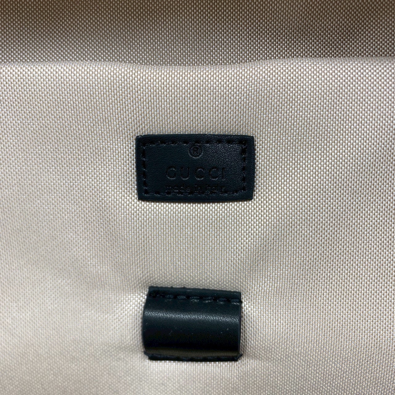 ORI หนังแท้ | Black Gucci GG Emblem medium backpack กระเป๋าสะพายหลัง กระเป๋าเป้ ดีไซน์เรียบง่าย รูปทรงใช้งานง่าน ภายในโล่งกว้าง จุของได้เยอะ