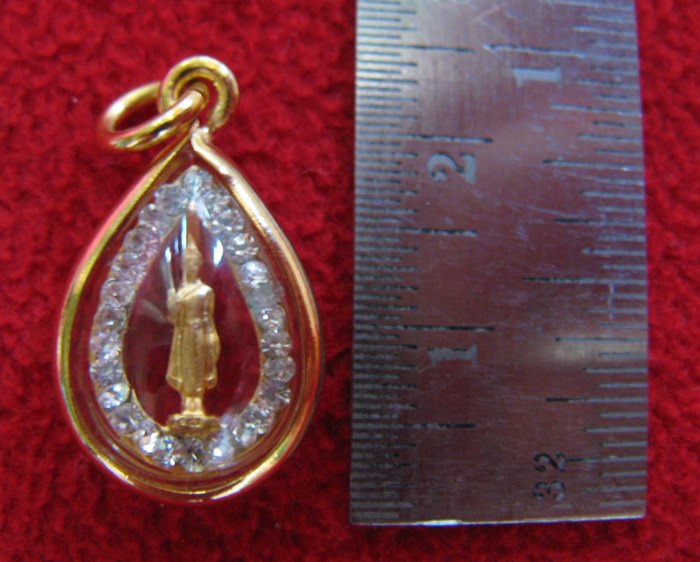 จี้พระประจำวันเกิดวันจันทร์ ปางห้ามญาติ องค์เล็กล้อมเพชรเลี่ยมทองไมครอนค่ะ