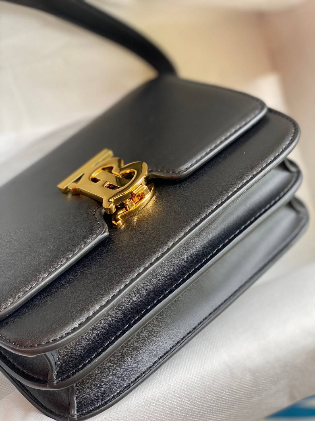 BURBERRY FRAGRANCES CROSSBODY BAG VIP GIFT WITH PURCHASE (GWP) กระเป๋าสะพายพรีเมี่ยมกิ๊ฟ Limited Edition จากน้ำหอม BURBERRY DUTY FREE วัสดุ Calfskin หนังเรียบสวยอยู่ทรงดีไซน์ยอดนิยมประดับโลโก้แบรนด์ทองด้านหน้า เปิดปิดด้วยฝาปิดสัญลักษณ์ตัวB ภายในมีช่องแบ่ง