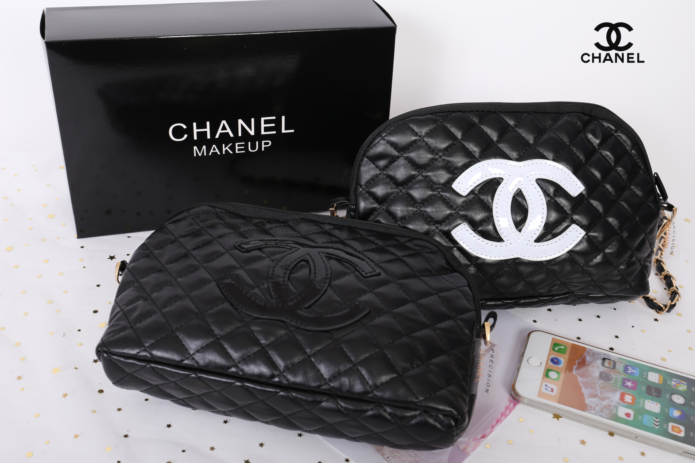 Chanel Quilted Leather Crossbody Bag with gift box สินค้าเป็นของแท้ ใหม่จากเค้าเตอร์เครื่องสำอาง/น้ำหอมแบรนด์ กระเป๋าแบรนด์ Chanel VIP Gift Bag ทำจากหนัง หัวซิปปั้มโลโก้แบรนด์ มาพร้อมสายยาว สายโซ่อะไหล่ทองยาว Crossbody สายถอดเก็บได้ ด้านในบุผ้า ปั้มแบรนด์