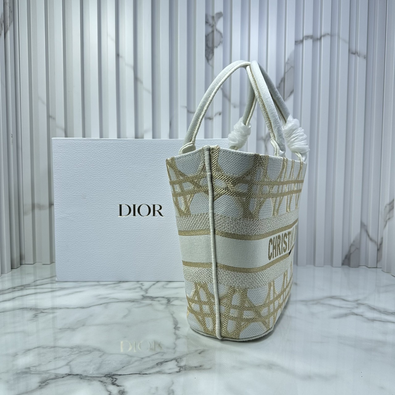 DIOR Hat Basket Bag / DIOR NEW LINE TOTE / DIOR KID TOTE กระเป๋าทรงโท้ทรุ่นใหม่ เอกษณ์ความหรูหรา โดดเด่นสวยงาม เกรดออริ 1:1 ใช้งานต่างประเทศได้