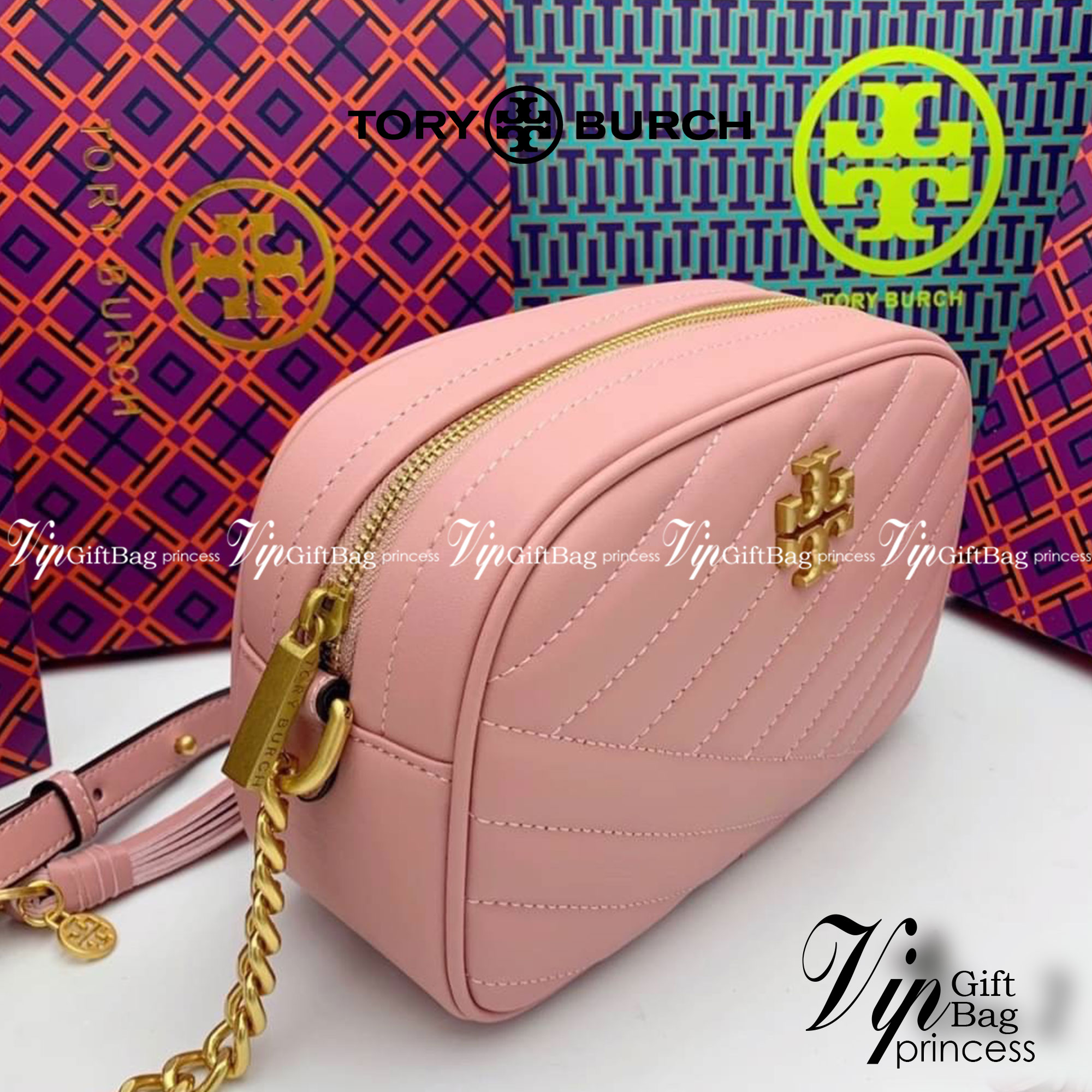 Tory Burch Kira Chevron Small Camera Bag กระเป๋าสะพายทรงกล่อง ซิปบน อะไหล่ทอง สายสะพายยาวแบบครอสบอดี้ งานสวยปั๊มทุกจุดเป๊ะทุกมุม เปิด - ปิดกระเป๋าด้วยซิป ด้านในโล่ง มีช่องซิป 1 ช่อง มาพร้อมสายสะพายยาว ปรับระดับได้ค่ะ