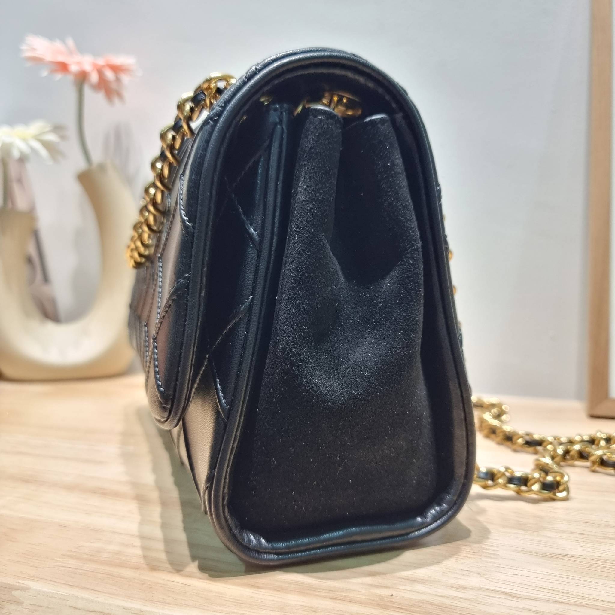 TORY BURCH FLEMING SOFT CONVERTIBLE SHOULDER BAG รุ่นหายาก กับดีไซน์ใหม่ล่าสุด มาพร้อมเสิร์ฟความสวยถึงบ้านไปเลย กับกระเป๋าสะพายไหล่ขนาดกำลังสวย หนังแท้นิ่มเต็มใบ สัมผัสสบายมือ