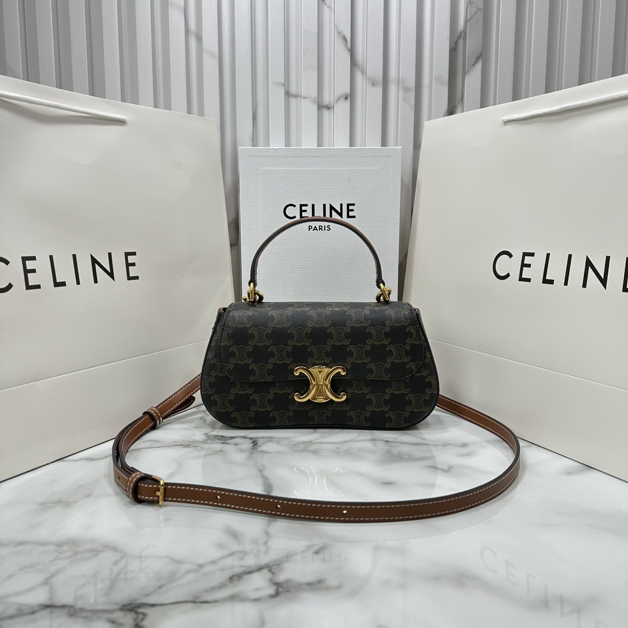 ORI หนังแท้ | CELINE TEEN CELINE LOLA IN shiny calfskin กระเป๋าสะพายทรงคลัช หนังเรียบผิวสัมผัสนุ่มลื่น คอลเลคชั่น Essentials เหนือกาลเวลาสำหรับผู้หญิงและผู้ชาย