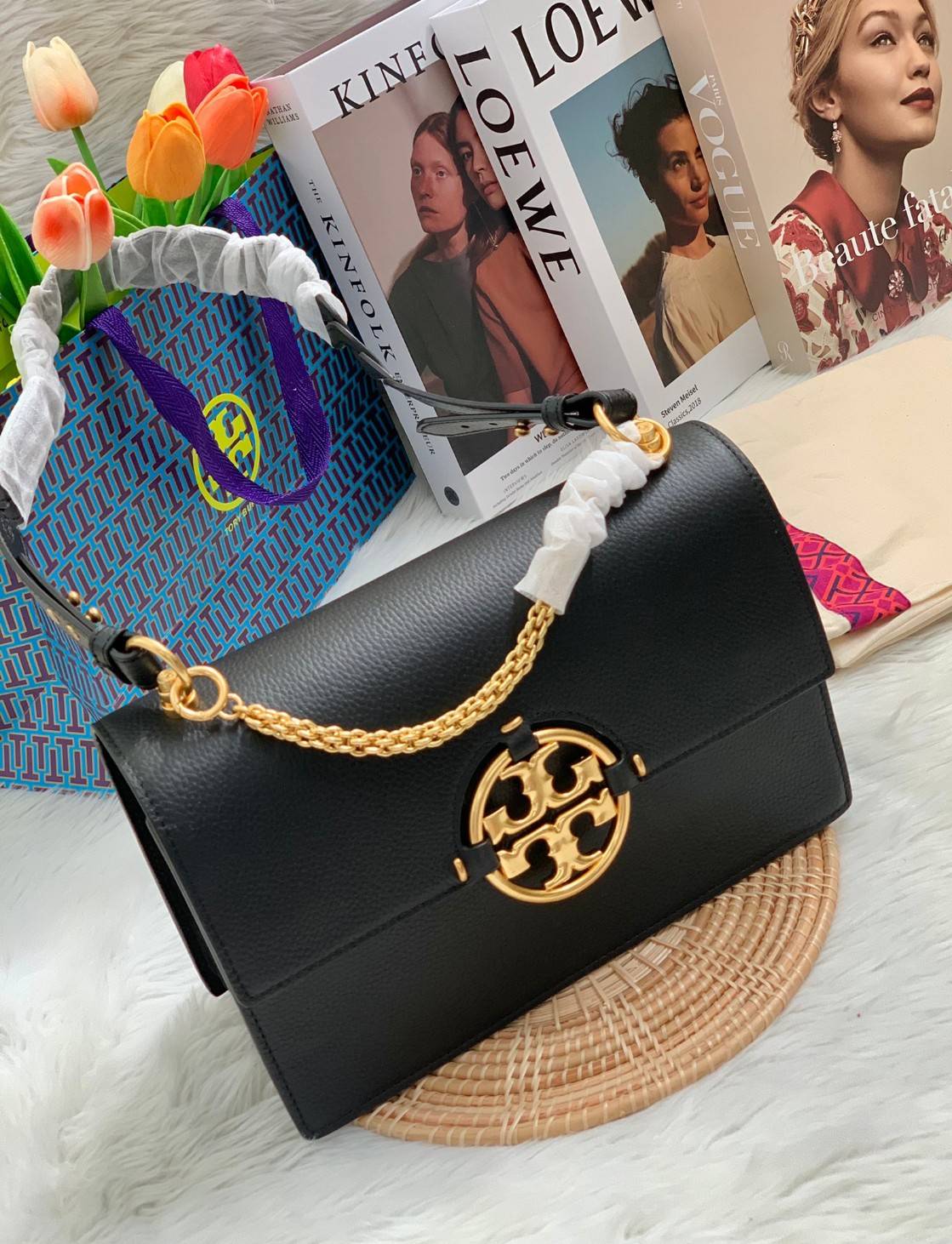 สวยจริงไม่จกตาจ้าา😘 TORY BURCH MILLER SHOULDER BAG BRAIDED STRAP LARGE ((81668)) พร้อมส่งที่ไทย! กระเป๋าหิ้วและสะพายไหล่ได้ในตัว หนังแท้ลายหนังสวยมากๆค่ะ ด้านหน้ามีอะไหล่โลโกแบรนด์ หรู สะพุดตาทีเดียว เปิดปิดกระเป๋าแบบฝาปิด ภายในมีช่องหลักใส่ของ2ช่