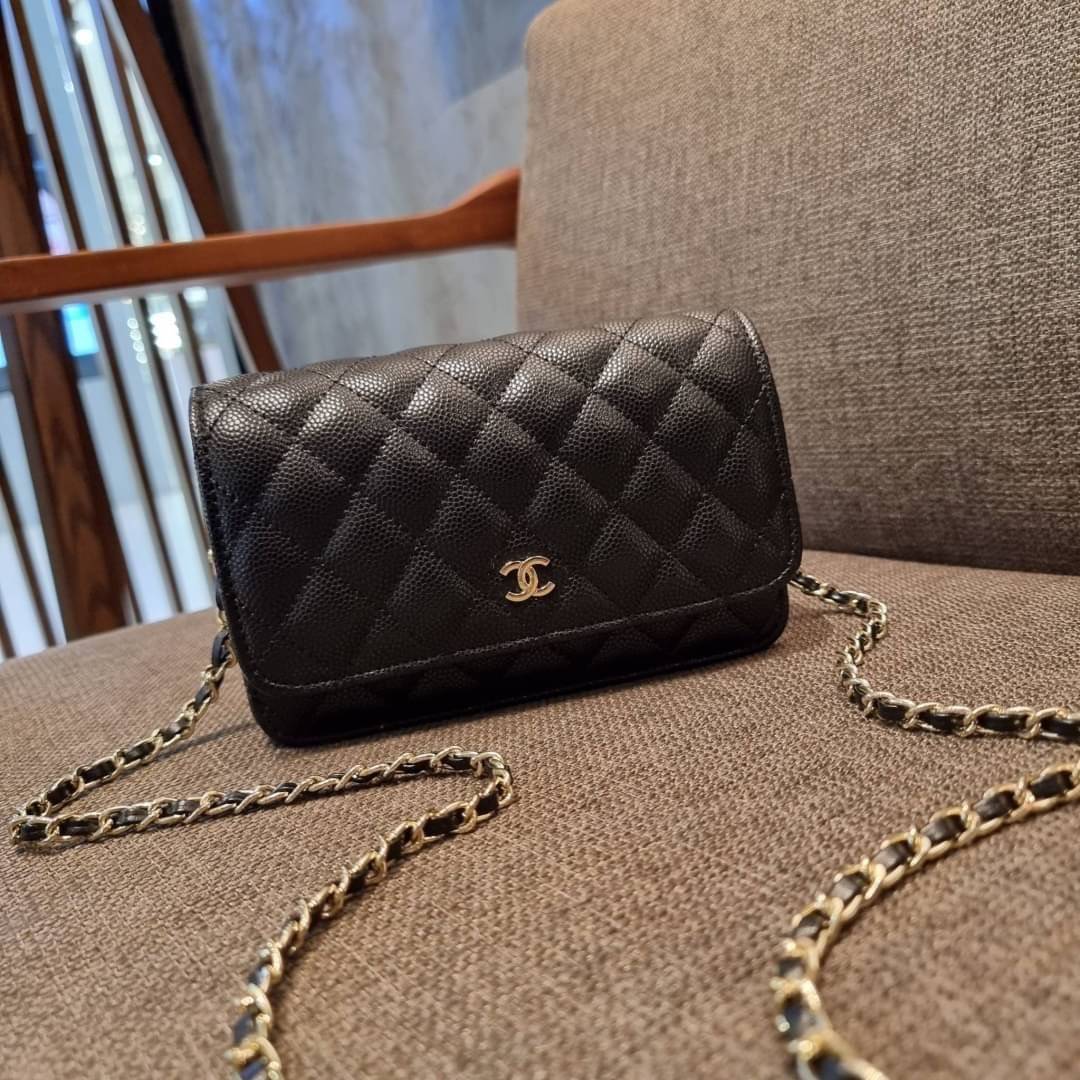VIP 🥂 CHANEL WOC ฮอตกว่ารุ่นนี้คงไม่มีแล้ว!! เป็นรุ่นที่ถูกถามหาเยอะสุด!! ขายดีสุด!! และหมดไวมากๆ กระเป๋าสะพายข้างหนังลายคาร์เวีย มาพร้อมโซ่สะพายในตัว (ถอดออกไม่ได้) อะไหล่ทอง ดูผู้ดี้ ผู้ดี!! เปิด-ปิดกระเป๋าด้วยกระดุมแม่เหล็ก ภายในกระเป๋าเป็นช่อง