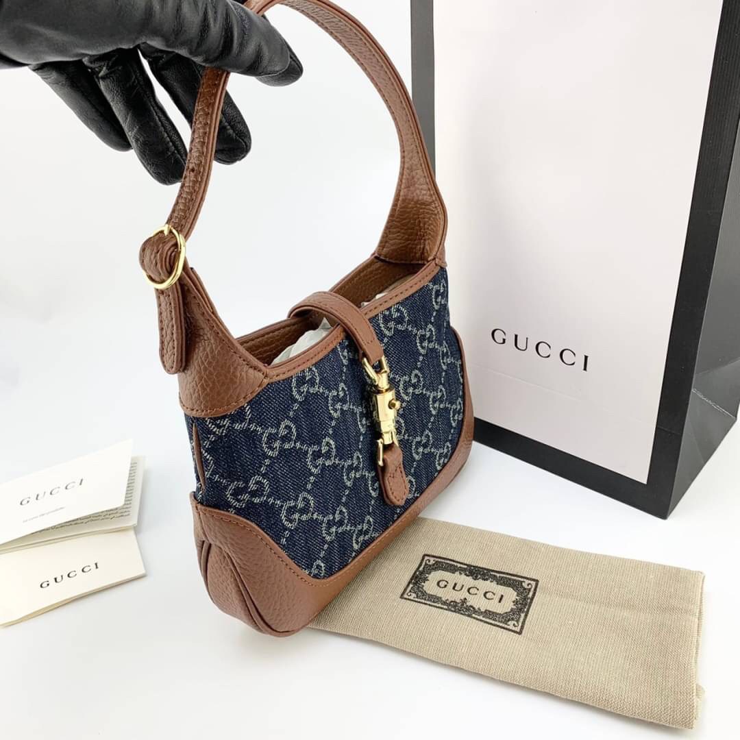 VIP GIFT 】หนังแท้ GUCCI Jackie 1961 mini shoulder bag กระเป่ารุ่นฮิตจาก Gucci ต้องบอกเลยว่าสำหรับสาวๆหลายคนนั้น ที่ชื่นชอบ หรือเป็นสาวกกลับแบรนด์อย่าง Gucci ต้องบอกเลยนะว่าสำหรับรุ่นนี้ห้ามพลาดไปทีเดียว บอกว่าได้เป็นตำนานควาวินเทจได้อย่างดี โดยขนาดของตัวก