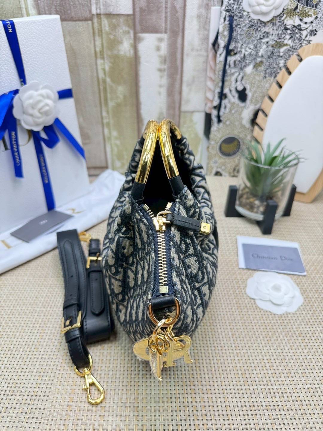 ORI หนังแท้ | DIOR Walk in Dior Purse Blue Oblique Jacquard / diorclutch กระเป๋าสะพายทรงคลัชสุดลัคชู หรูหราเกินเรื่อง ดีไซน์ใหม่มาแรงมาก! โดดเด่นด้วยหูจับทรงโค้งสีทอง ดูแพงสุดๆ