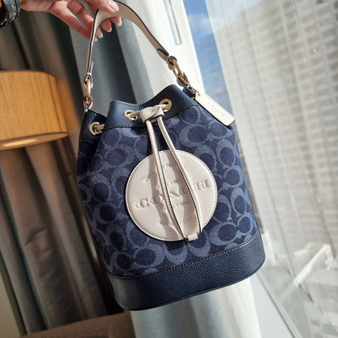 OUTLET 】COACH DEMPSEY DRAWSTRING BUCKET BAG IN SIGNATURE JACQUARD WITH STRIPE AND COACH PATCH C4101 C4102 พี่สาวใบใหญ่สุดสวยมาแล้วจ้า!! กระเป๋าทรงถังไซส์ใหญ่ ที่สาวๆรอคอย ใช้งานง่ายด้วยการรูดหนังปิดรอบปากกระเป๋า ทุกอย่างลงตัวที่สุด!! โดดเด่นด้วยลวดลายสีสั