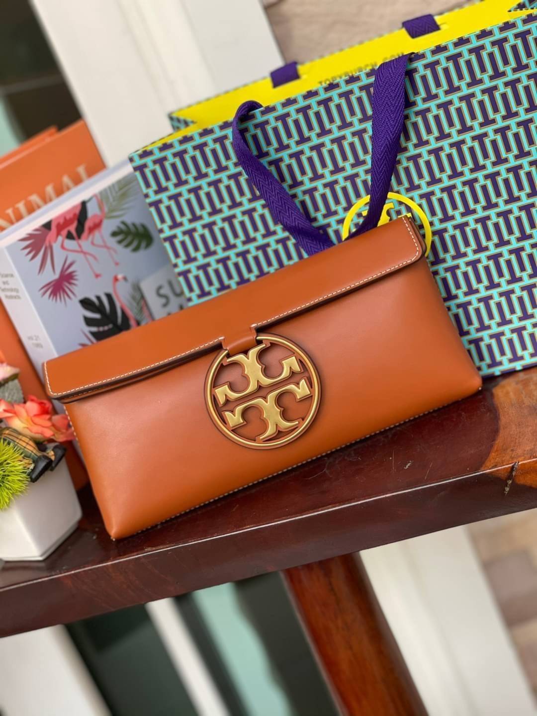 Tory burch Miller Metal clutch กระเป๋าคลัทช์ดีไซน์เรียบหรูออกแบบมาได้อย่างลงตัว ด้วยรูปทรงที่สวยงามและทันสมัย จากแบรนด์ Tory Burch ขนาดกำลังดี สามารถใส่กระเป๋าสตางค์หรือเครื่องสำอางค์ได้ตามขนาดกระเป๋า ในเรื่องของดีไซน์และอะไหล่สีทองดูแมทช์กันดีกับกระเป๋า 