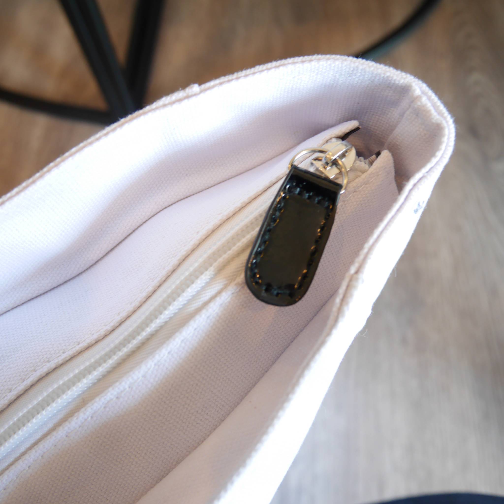 Givenchy canvas tote Perfume bag แท้ 100% จากเคสเตอร์น้ำหอม GIVENCHY ตัวกระเป๋าทำด้วยผ้า ด้านในบุผ้าลื่น สกรีนโลโก้เต็มใบ หูหนังแก้วจับสบายมือ จุของได้เยอะ ใส่ Mac book / A4 ได้สบายคะ จะะพายไปเรียนหรือแมชต์กับกางเกงขาสั้นชิลๆ ใบนี้แนะนำคะ!