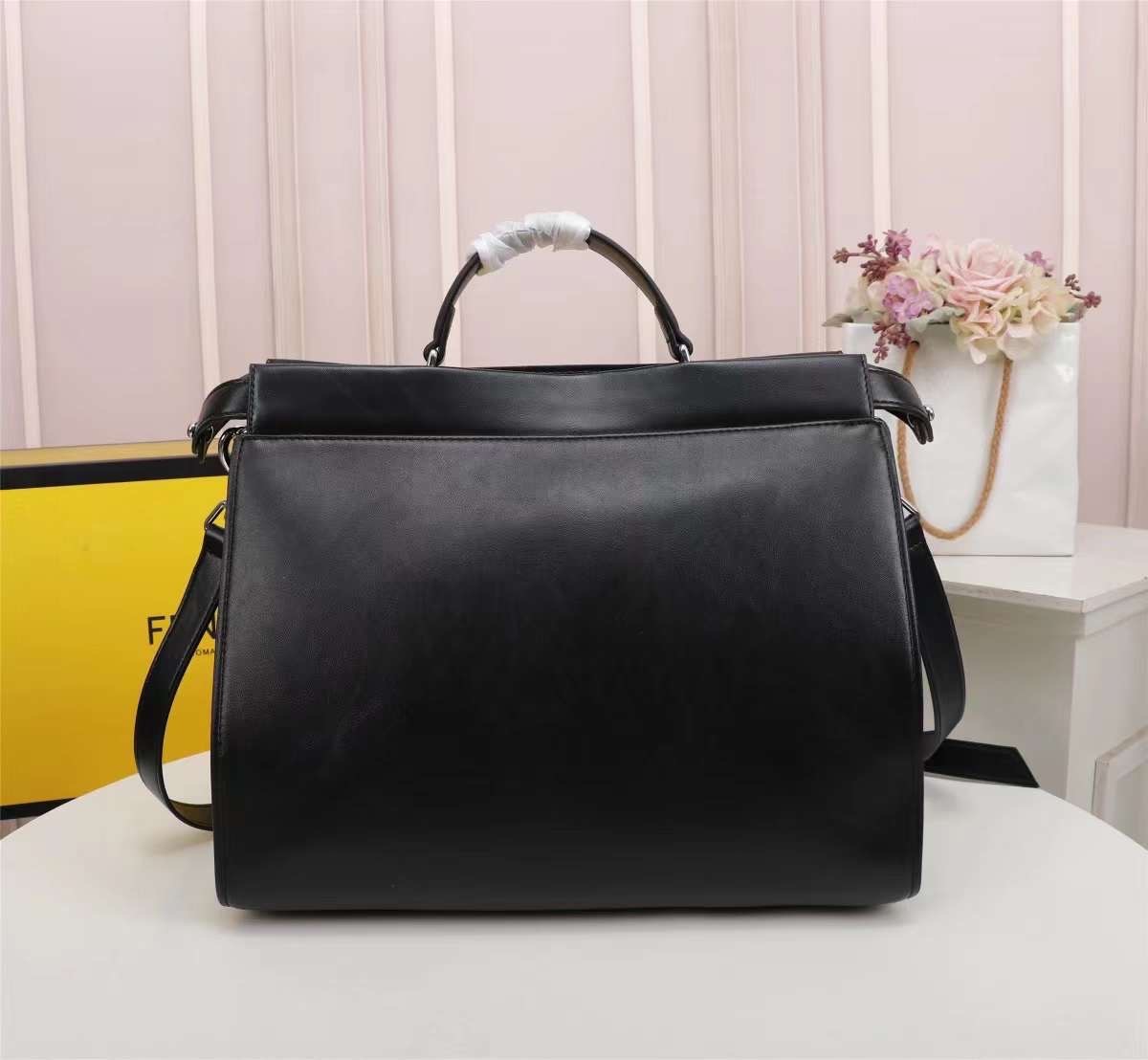 FENDI Monster Bag 36cm เกรดเทพออริจินอล กระเป๋ายอดนิยมของแบรนด์ ดีไซน์สวยเรียบหรูแฝงด้วยความเก๋ สามารถสะพายหรือถือ เหมาะสมกับวัยรุ่น สะดวกในการพกพาไม่ว่าสาว ๆ จะไปเที่ยวต่างจังหวัด ต่างประเทศหรือแม้กระทั่งทำกิจกรรมแอดเวนเจอร์ต่าง ๆ ก็ไม่ทำให้เกะกะแต่อย่าง