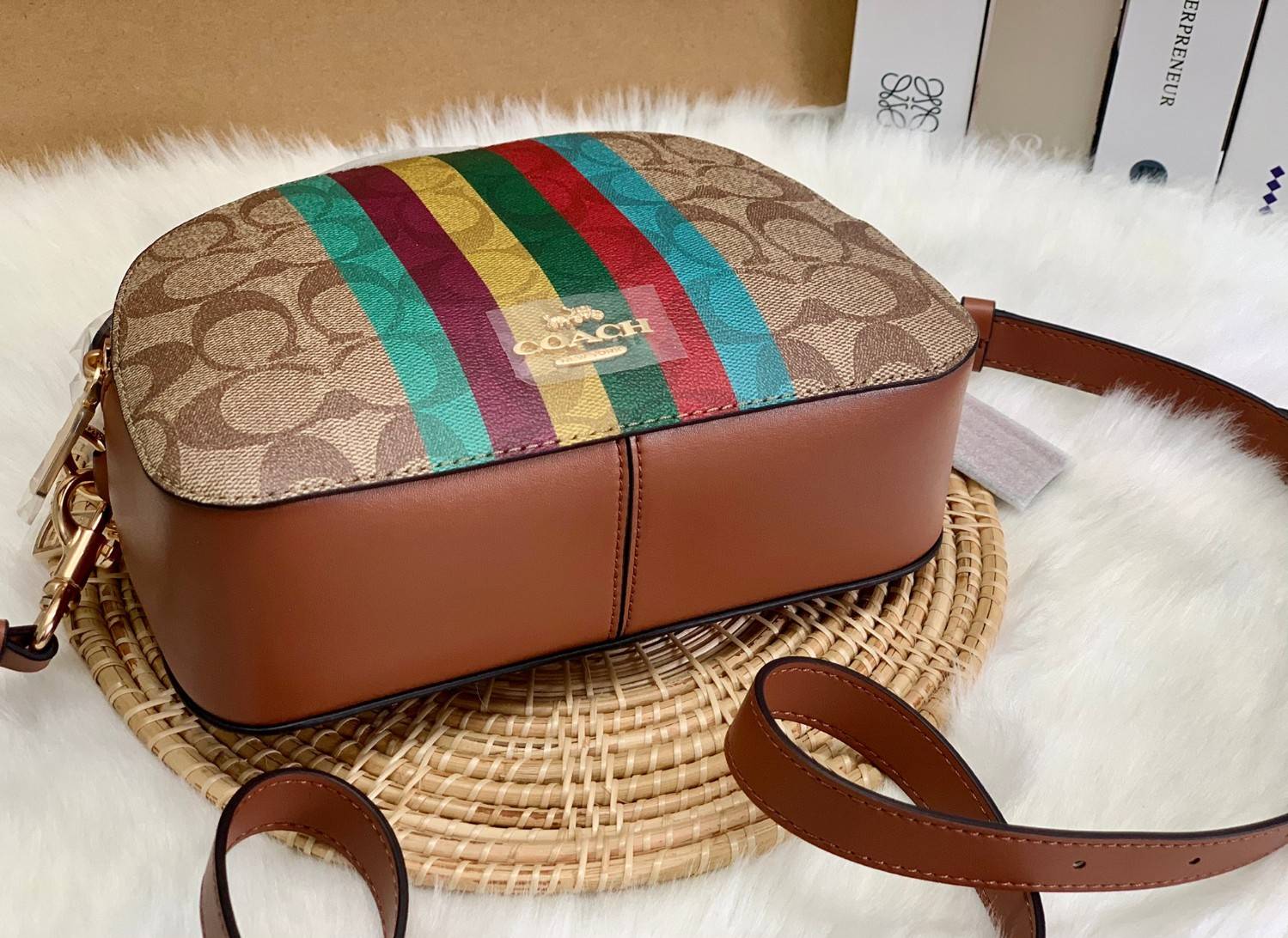 ใหม่ล่าสุดก่อนใคร! 🌈ต้อนรับเปิดประเทศด้วยรุ่นใหม่กันค่าา😘 COACH Serena Satchel In Signature Canvas With Stripe ((C5642)) พร้อมส่งที่ไทย ใบจริงสีคือสวยหรูมากค่ะ! กระเป๋าสะพายข้าง ขนาดกระทัดรัด ทรงโดมเล็ก น่ารักมากๆค่ะ ด้านหน้าสกรีนแถบสีสายร