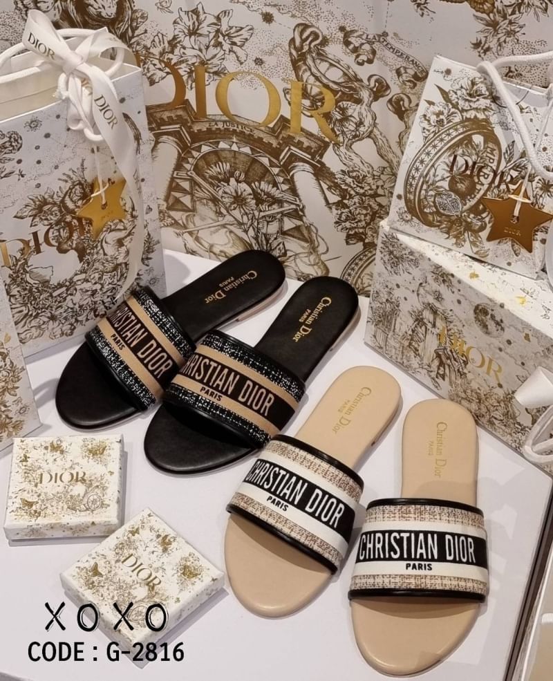 Christian Dior รองเท้า งานสวม วัสดุผ้าทวีส ด้านหน้า มีโลโก้แบรนด์ว่าง สวย เก๋ ชนช้อป แมทส์ชุดง่าย น้ำหนักเบา