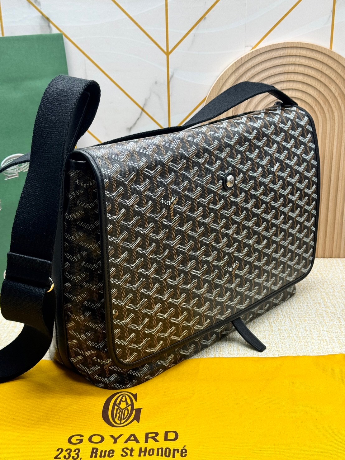 GOYARD Capetien MM Messenger Bag กระเป๋าแมสเซ็นเจอร์ใบใหญ่ ที่สุดของความหรู ตอบโจทย์การใช้งานจุของได้เยอะ เอกสาร แทปเล็ต พร้อมสายสะพาย ใช้งานง่าย ใบจริงสวยงามตามรูปค่ะ