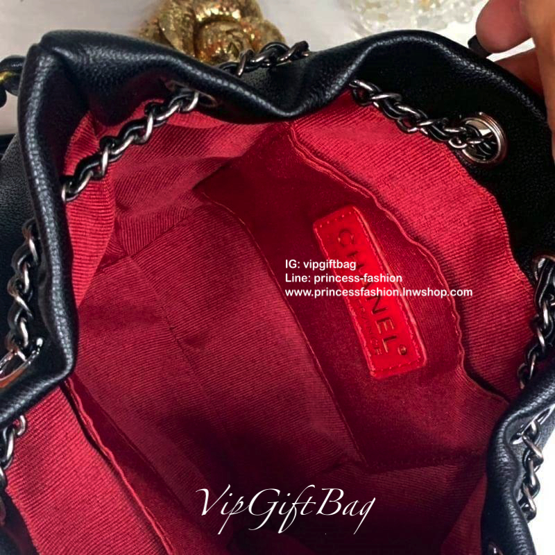 Chanel premium for gift ทรงขนมจีบ เป็นกระเป๋าถือ/สะพายหลังอเนกประสงค์หนังแกะสังเคราะห์โลโก้แบรนด์อะไหล่สวยหรู สายโซ่อะไหล่สีทูโทนรูดปิดกระเป๋า เก๋มากๆค่ะ อุปกรณ์ : กล่อง ถุงผ้าแบรนด์