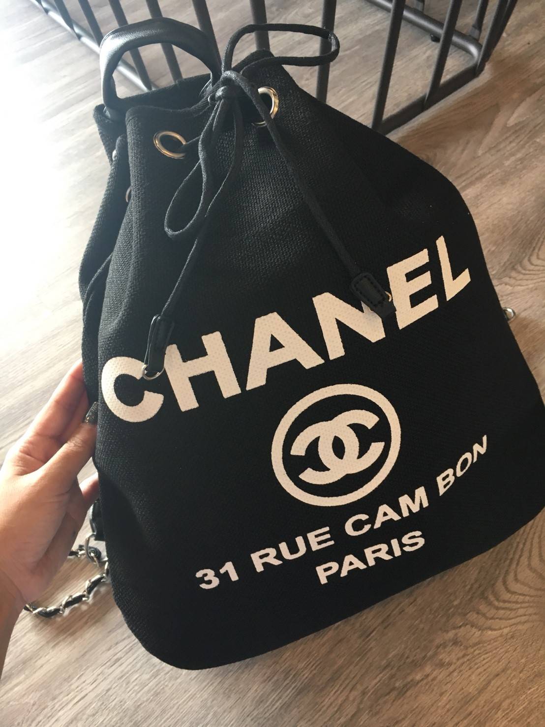 New Limited! กระเป๋าเป้ ทรงขนมจีบ ตัวใหม่จากพรีเมี่ยมกิ้ฟ แบรนด์ Chanel กับทรง Chanel canvas jumbo bucket & backpack bag พร้อมส่งค้า โดดเด่นด้วย **ทรงน่ารัก ตัวกระเป๋า canvas ทั้งใบสกรีนโลโก้สีขาว อะไหล่เงิน สายสะพายมี Gimmick♡ สายหนังต่อผสมโซ่สลับ