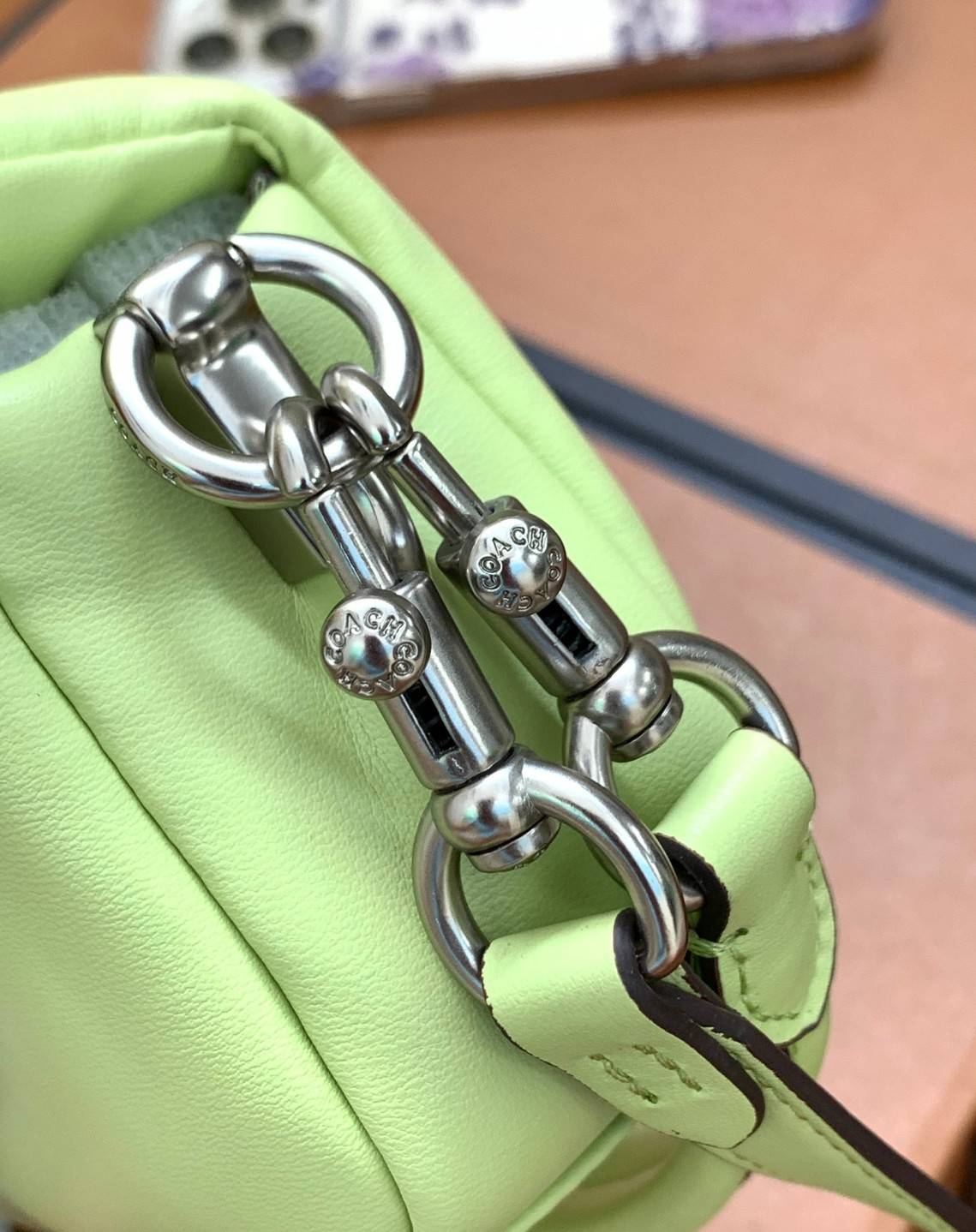 น้องสวยมากก สินค้าจริงสวยกว่าในรูป ไม่จกตาค่ะ! COACH PILLOW TABBY SHOULDER BAG 18 ((C3880)) 📣 พร้อมส่งที่ไทย คุณภาพเกินราคา! กระเป๋าหิ้ว//สะพายแบบครอสบอดี้ร์ 🔺หนัง nappa อย่างดี หนานิ่ม นุ่มมากๆ หลงรักน้องแน่นอน ✔️ใช้โลโก้แบรนด์รุ่น