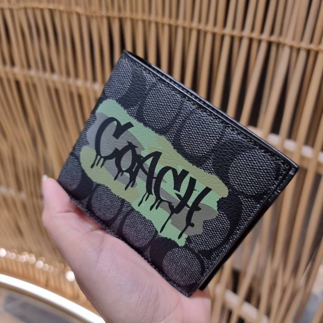 COACH DOUBLE BILLFOLD WALLET IN SIGNATURE CANVAS WITH WOLF MOTIF F31522 WITH GRAFFITI F37333 น้องชายสุดหล่อมาแล้ววว!! 😎 กระเป๋าสตางค์ใบสั้น เอาใจหนุ่มๆ ดีไซน์รูปหมาป่า สุดเท่ ด้านในกระเป๋าเป็นหนังแท้ มีช่องใส่บัตรเยอะ ใส่ธนบัตรได้ทุกชนิด และมี kee
