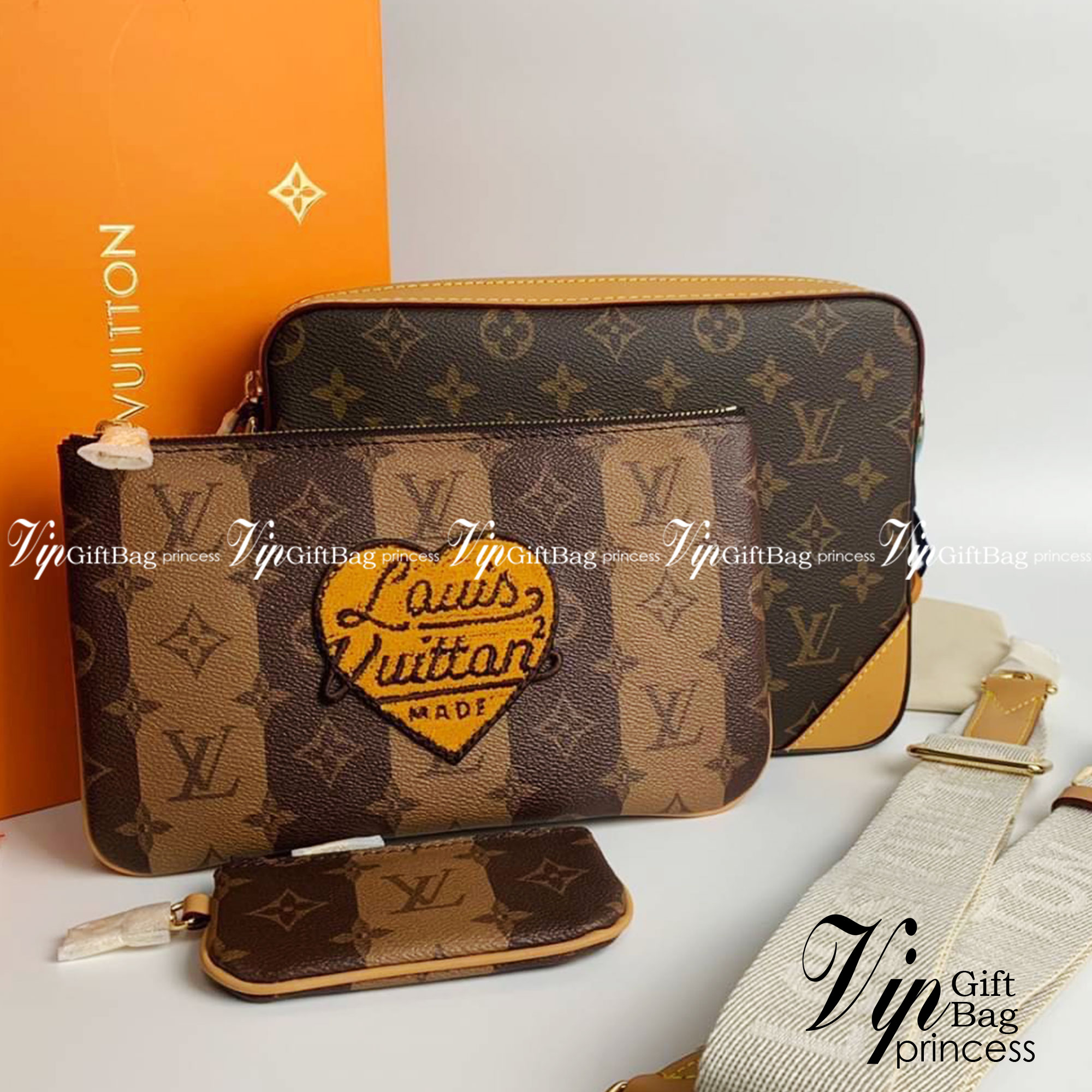 LV Trio messenger เกรดใช้งานสลับใบจริงได้ เทพออริจินอล เนื้องานสวยงาม หนังแท้ ใช้ได้ทั้งชายหญิง ภาพสินค้าถ่ายจากงานขายจริงใช้งานต่างประเทศได้