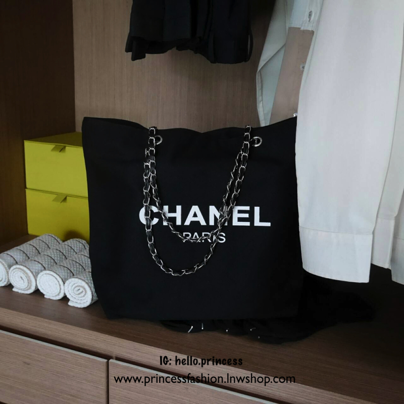 New Arrival!! พร้อมส่งที่ไทย ตามคำเรียกร้อง CHANEL VIP CANVAS TOTE BEAUTY GIFT TOTE CANVAS SILVER HARDWARE CHAIN STRAPS วัสดุทำจากผ้าแคนวาสหนา บุด้วยผ้าซับอีกชั้น ด้านหน้ามีโลโก้แบรนด์ ตรงอะไหล่ปั้มแบรนด์ทุกจุด ตัวสายทำจากโซ่ เรียบ หรู ดูดี ใส่ของได้เยอะม