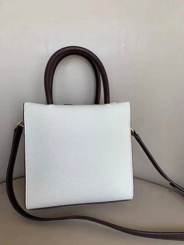 COACH MINI CALLY CROSSBODY IN SIGNATURE ((3599, 2184, 5693, 2134, 2183)) พร้อมส่งที่ไทยทันที! กระเป๋าสะพายครอสบอดี้ร์ กระเป๋าครอสบอดี้โท้ทมินิไซส์ รุ่นใหม่สุดฮอต!! ใบจริงคือน่ารักม้ากกกก!! สวยอยู่ทรง น่ารักน่าใช้ ทรงTote ปากกระเป๋าเปิดปิดแบบแม่เหล็ก ภายใน