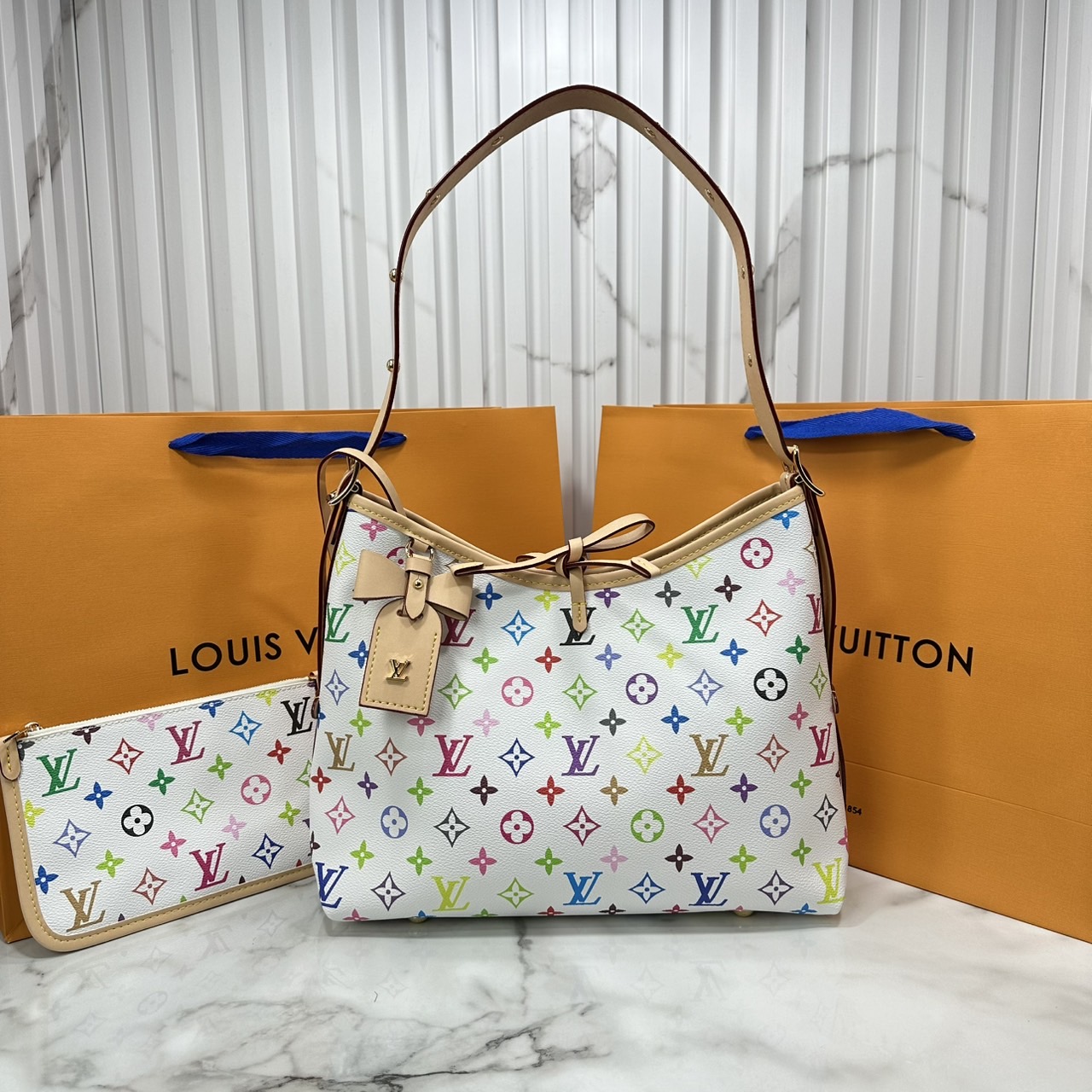 LV x TM CarryAll PM bag Murakami กระเป๋าทรงโท้ทแครี่ออลสุดคลาสสิกแต่งแต้มดีเทลเปี่ยมชีวิตชีวาจากคอลเลคชั่น LV x Murakami ด้วยลายโมโนแกรมสุดไอคอนิกเปี่ยมสีสันใหม่