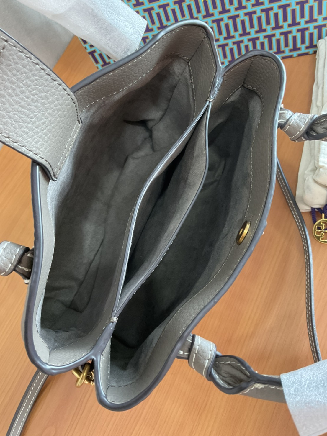 Tory Burch McGraw Mini Satchel กระเป๋าถือ/สะพาย Crossbody วัสดุหนังลูกวัวแท้ 100% ด้านหน้าประดับโลโก้หนัง ตัดเป็นรูปตัว T สัญลักษณ์แบรนด์ ตัวกระเป๋าเดินด้ายเล่นลายเพิ่มลูกเล่น เพื่อความเก๋!!