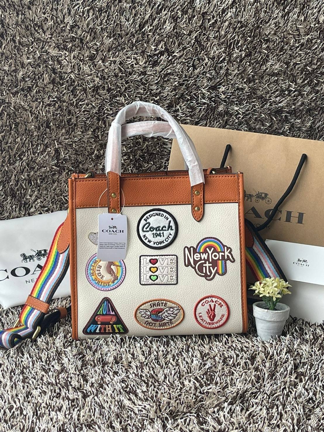 COACH FIELD TOTE 22 WITH PATCHES CA138 ส่วนหนึ่งจาก Coach Pride Collection ซึ่งเป็นการเฉลิมฉลองความเท่าเทียม ความหลากหลาย และการแสดงออกถึงตัวตนที่แท้จริงภายในชุมชน LGBTQIA+ ในเดือนนี้และทุกเดือน ตั้งแต่วันธรรมดาที่วุ่นวายไปจนถึงวันหยุดสุดสัปดาห์ที่เต็มไปด