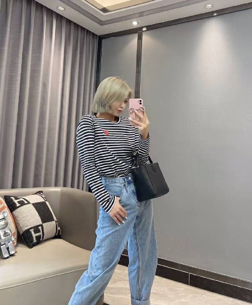 คอลเลคชั่นขายดี มากี่รอบๆ ก็หมดไวทุกรอบ!! TORY BURCH MCGRAW MINI BUCKET BAG กระเป๋าสะพาย และ ถือ คล้องแขน ทรงถัง สะพายได้ 2 ทรง ผลิตจากหนังแท้ หนังลูกวัว หนังนุ่ม หนังหอม น้ำหนักเบามากกก!! หนังลื่น นิ่มสวยมากๆ!! ด้านหน้าประดับโลโก้แบรนด์ ภายในโล่งกว้าง มี