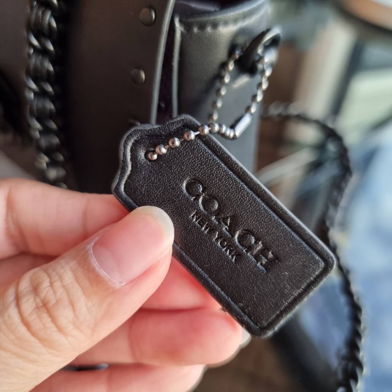 COACH C2462 MADISON SHOULDER BAG 16 IN SIGNATURE CANVAS WITH RIVETS (B4NQ4) กระเป๋าสะพายข้าง ไซส์กะทัดรัด พกพาง่าย น้ำหนักเบา ดีไซน์สวย โดดเด่นด้วยตัวล็อครูปดอกไม้ สีสันตกแต่งตัดกันกับลายซีอย่างลงตัว วัสดุหนังแคนวาสเคลือบลาย ภายในแบ่งสัดส่วนให้อย่างดี มาพ