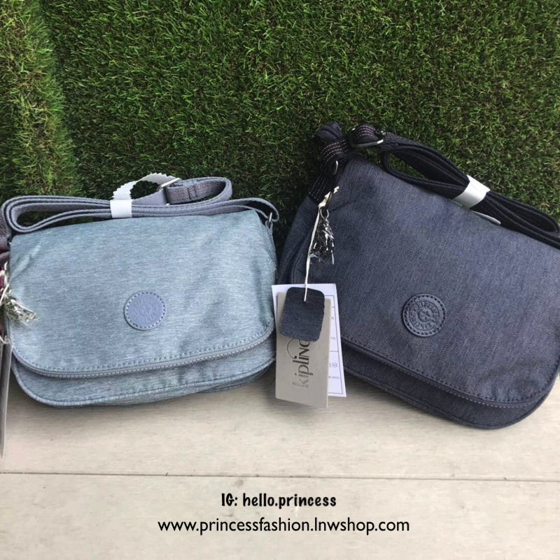 Kipling Basic Plus Earthbeat S Crossbody bag กระเป๋าสะพายทรงครอสบอดี้ สามารถสะพายได้ทั้งสายคู่และสายเดี่ยว มีดีเทลที่ฝาหน้ามีช่องซิปซ่อนทรงลึกและด้านหลังมีอีก1ช่อง ช่องหลักเปิดปิด2ชั้นด้วยกระดุมแม่เหล็กและซิปเดียวใช้งานง่าย ภายในใส่ได้ทั้งมินิไอแพด กระเป๋