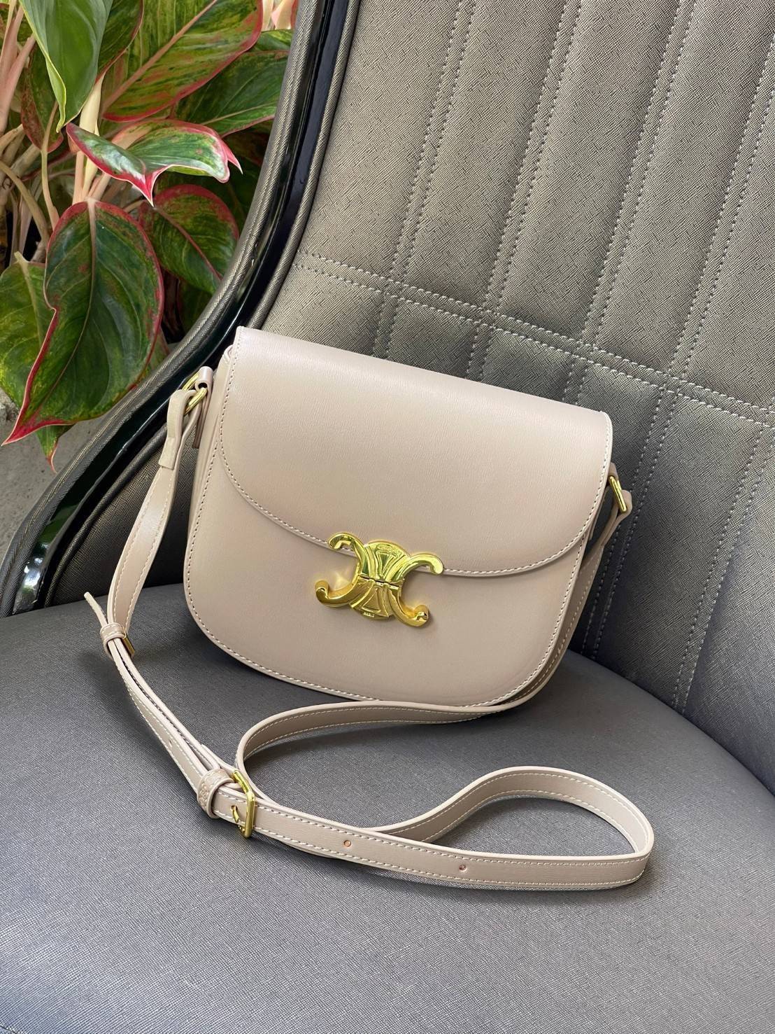 VIP 🥂 CELINE TEEN BESACE TRIOMPHE IN SHINY กระเป๋าสะพายคาดลำตัวรุ่นนี้นับว่าเป็นกระเป๋าอีกหนึ่งรุ่นในซีรีส์ Triomphe ที่ได้รับความนิยมอย่างมาก ด้วยรูปร่างทรงโค้งมนมีความคลาสสิกตามแบบฉบับของ Celine เพิ่มความหรูหราและโดดเด่นด้วยการตกแต่งด้วยโลโก้โลห