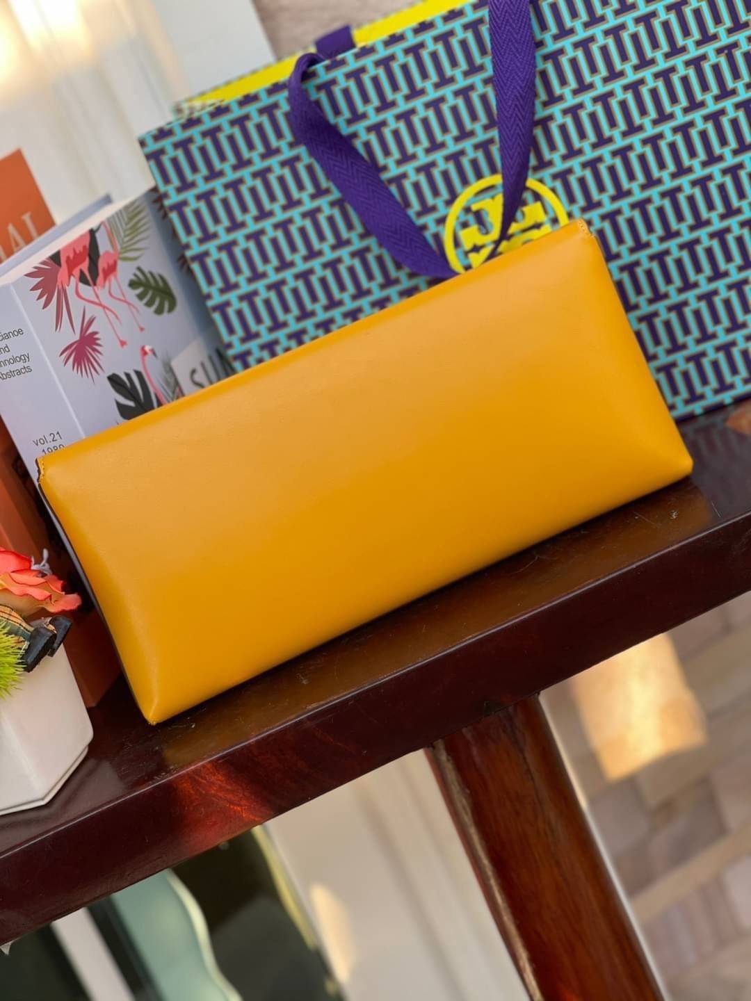 Tory burch Miller Metal clutch กระเป๋าคลัทช์ดีไซน์เรียบหรูออกแบบมาได้อย่างลงตัว ด้วยรูปทรงที่สวยงามและทันสมัย จากแบรนด์ Tory Burch ขนาดกำลังดี สามารถใส่กระเป๋าสตางค์หรือเครื่องสำอางค์ได้ตามขนาดกระเป๋า ในเรื่องของดีไซน์และอะไหล่สีทองดูแมทช์กันดีกับกระเป๋า 