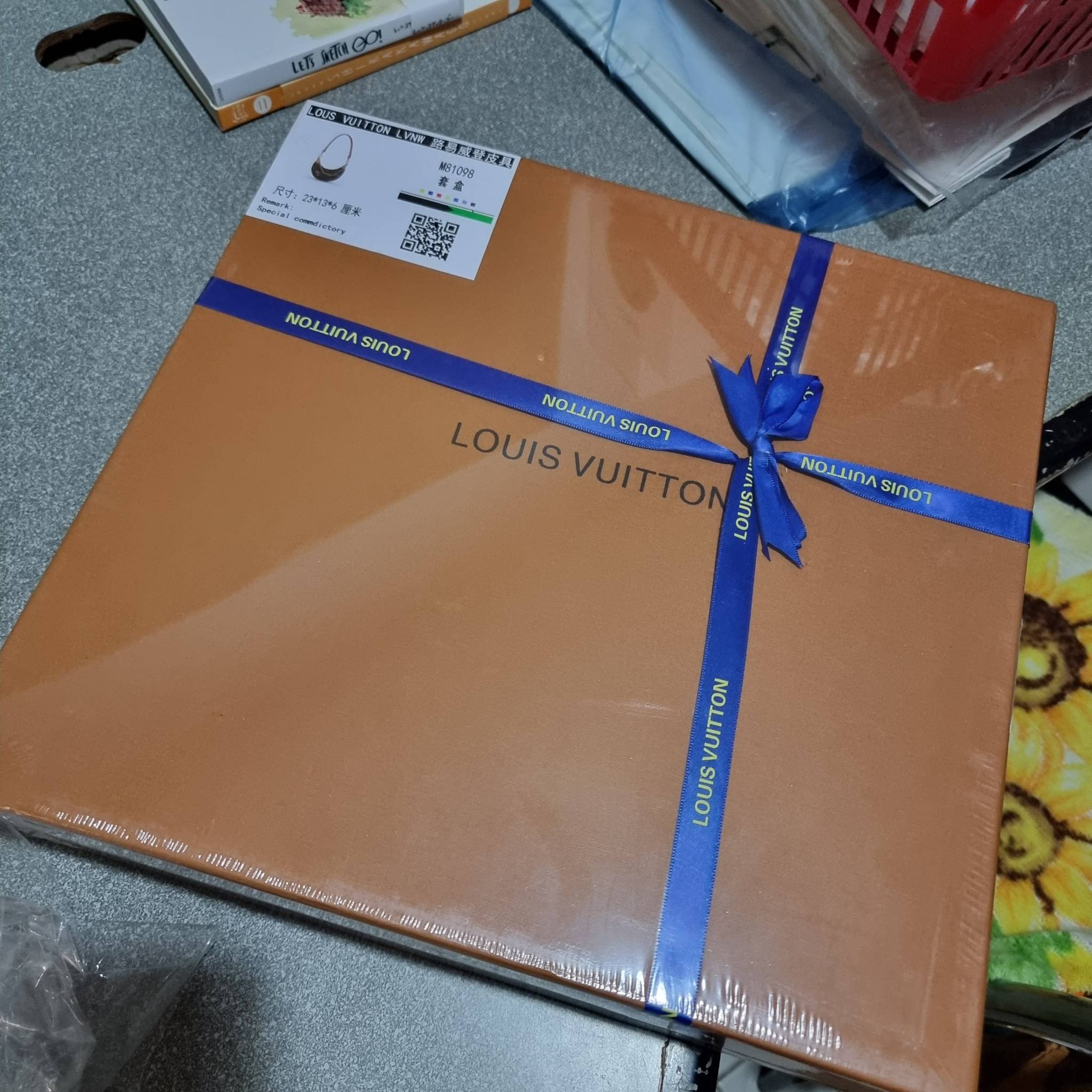 LV loop bag New in!! กับ box set ชวนสะสม ที่จับเอารุ่นยอดฮิต มามิกซ์รวมกับไอเท็มสุดคุ้มของมันต้องมี!! จัดเรียงให้อยู่ในกล่องสุดหรู ไม่ว่าจะตัวกระเป๋า กระเป๋าสตางค์ กระเป๋าจิ๋ว ใบไหนๆก็นำมาใช้งานได้จริง คุ้มค่ามากๆ แถมฟรี! ริบบิ้นลายลิมิเต็ด รวมรวบไว้ให้ได