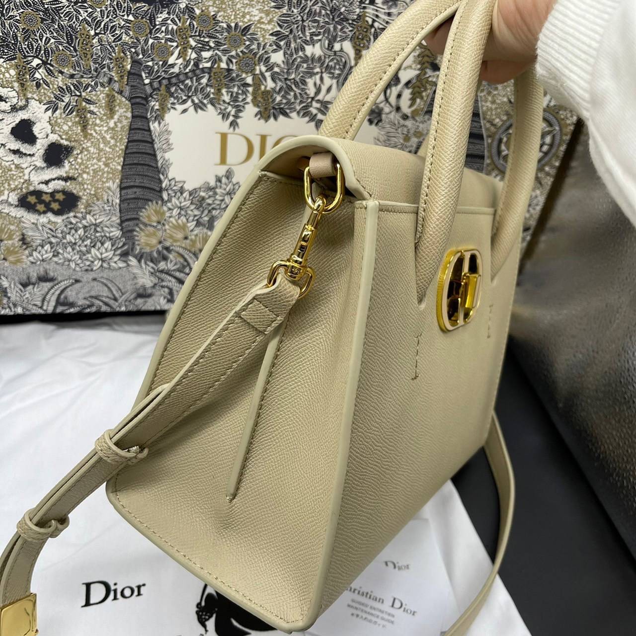 หนังแท้ DIOR Medium ST Honore Tote Collection Fall/Winter 2020-2021 มาในรูปแบบกระเป๋าทรงสี่เหลี่ยมที่ได้มาตรฐาน ทำจากหนังลูกวัว (Calfskin) ลายเกรน ซึ่งสื่อถึงความหรูหราได้อย่างลงตัว ตัวด้ามจับ มีการเย็บเข้าด้านในของกระเป๋าเพื่อเพิ่มความแข็งแรงทนทาน ด้านหน