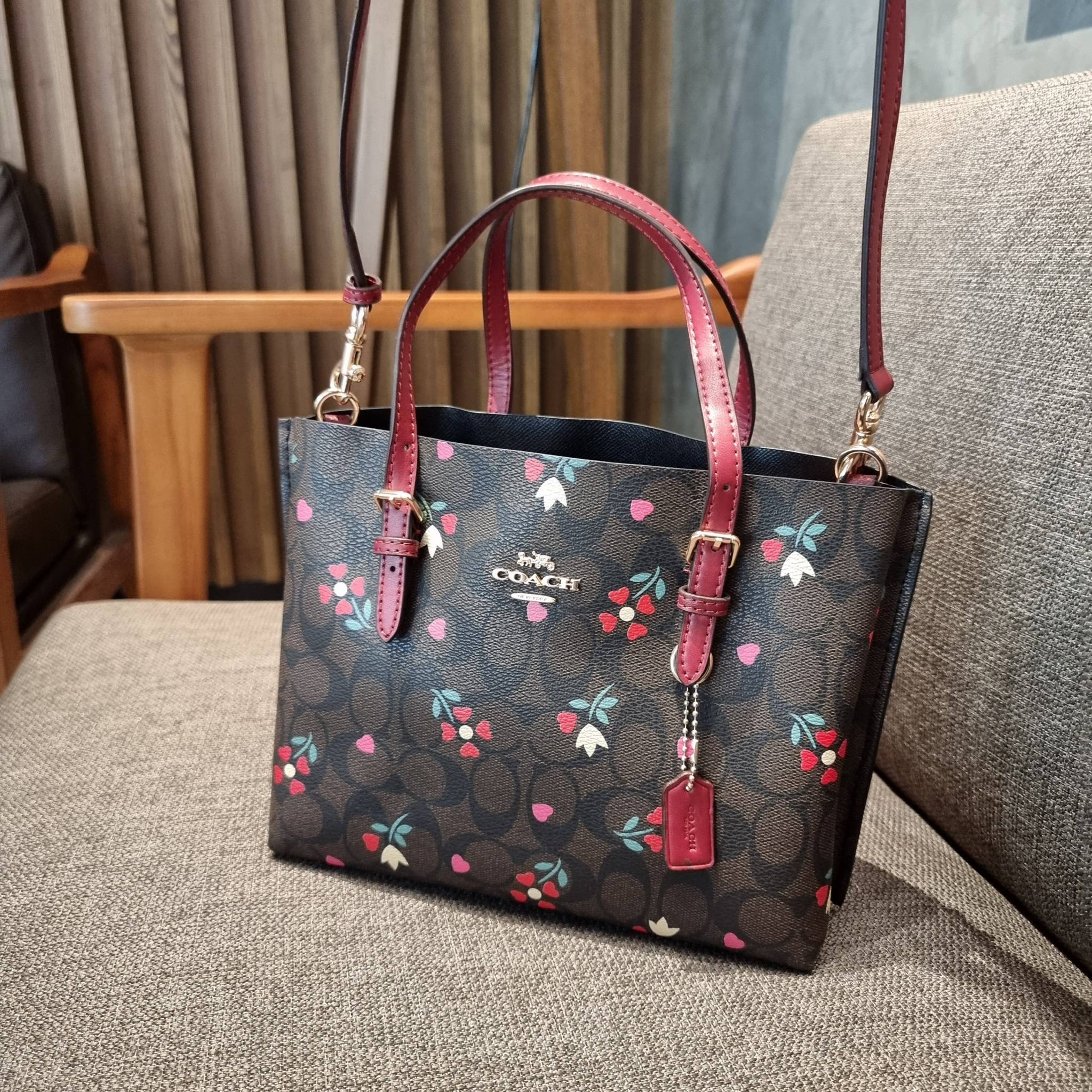 COACH C4250 MOLLIE TOTE 25 IN SIGNATUE CANVAS WITH HEART FLORAL ดีไซน์ใหม่ล่าสุด กระเป๋าโท้ทไซส์เล็กที่สาวๆต่างก็ต้องปักใจรัก รอบนี้น้องถูกเติมแต่งลวดลายดอกไม้ เพิ่มดีเทลความน่าใช้ไปอีก วัสดุหนังแคนวาส ทนทาน ภายในโล่งกว้าง มีช่องซิปกลางใส่ของได้ ขนาดกำลัง